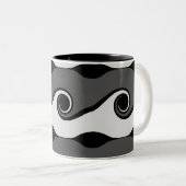 Abstracte zwart-witgolven tweekleurige koffiemok (Voorkant rechts)