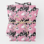 Abstracte zwart-witte inktwerveling op zacht roze inpakpapier vel (In situ)