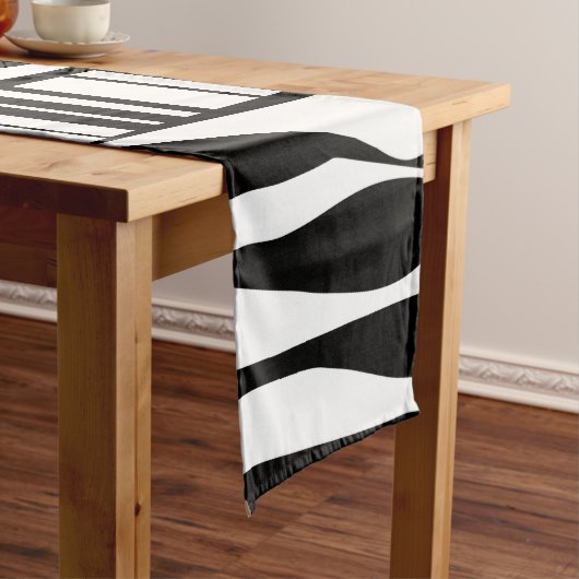 Abstracte zwarte en witte tabeluitvoerder korte tafelloper (Voorbeeld)