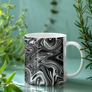 Abstracte zwarte en witte vloeibare marmer koffiemok