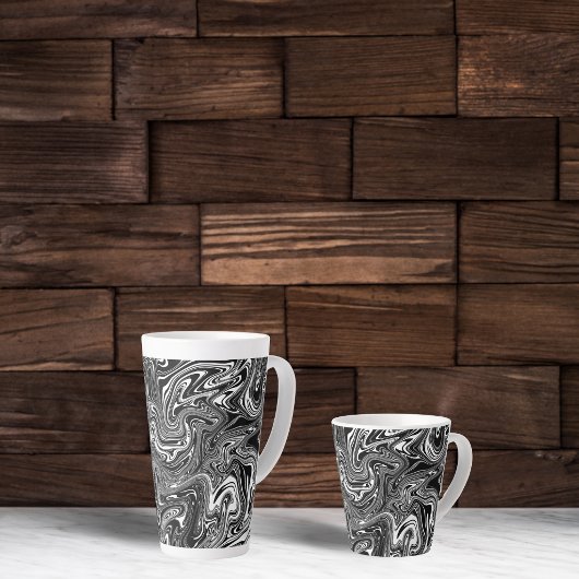 Abstracte zwarte en witte vloeibare marmer latte mok