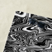 Abstracte zwarte en witte vloeibare marmer strandlaken (In situ)