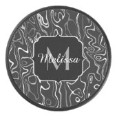 Abstracte zwarte grijze damascus zwemmen Monogram Hockey Puck (Voorkant)