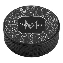 Abstracte zwarte grijze damascus zwemmen Monogram Hockey Puck