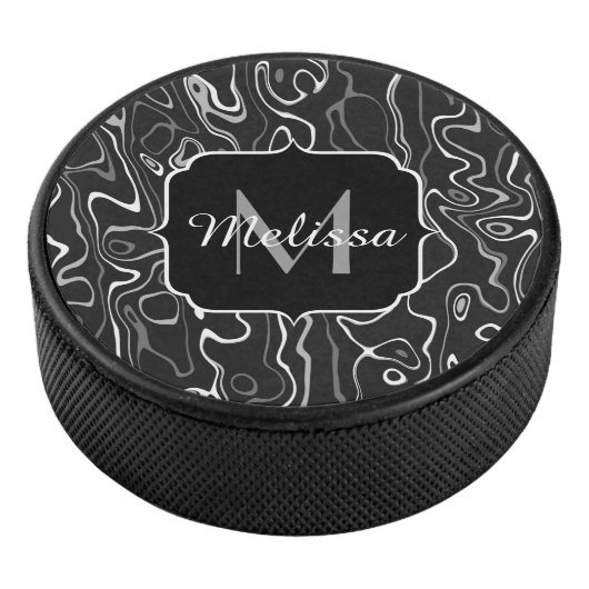 Abstracte zwarte grijze damascus zwemmen Monogram Hockey Puck (3/4)