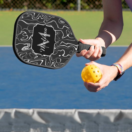 Abstracte zwarte grijze damascus zwemmen Monogram Pickleball Paddle (Insitu)