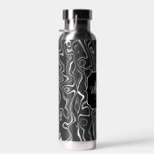 Abstracte zwarte grijze damascus zwemmen Monogram Waterfles (Rechts)