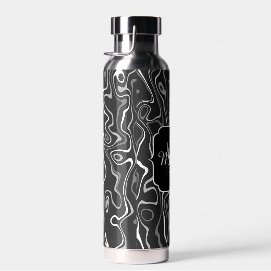 Abstracte zwarte grijze damascus zwemmen Monogram Waterfles (Rechts)