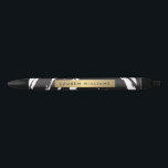 Abstracte zwarte penseelstreken Aangepaste pen<br><div class="desc">Coördineert met de Abstracte Zwarte Borstelslagen met het Malplaatje van de Bedrijfs van de Logo van de Gouden Naam Bedrijfskaart tegen 1201AM. Dit product maakt deel uit van een reeks van het coördineren van kantoorbenodigdheden. Een faux metallic gouden doos met jouw naam of handelsnaam staat echt op de grafische zwarte...</div>