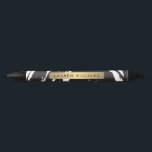 Abstracte zwarte penseelstreken Aangepaste pen<br><div class="desc">Coördineert met de Abstracte Zwarte Borstelslagen met het Malplaatje van de Bedrijfs van de Logo van de Gouden Naam Bedrijfskaart tegen 1201AM. Dit product maakt deel uit van een reeks van het coördineren van kantoorbenodigdheden. Een faux metallic gouden doos met jouw naam of handelsnaam staat echt op de grafische zwarte...</div>