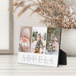 Abuela | Foto-collage voor kleinkinderen Fotoplaat<br><div class="desc">Creëer een geschenk voor oma met deze drie fotocollage plaque. "YIAYIA" verschijnt onder uw foto's in het hoofdgrijze letterschrift,  met uw aangepast bericht en de namen van kleinkinderen overschreven.</div>