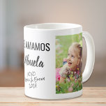 Abuela Te Amamos gepersonaliseerde foto Koffiemok<br><div class="desc">Viel een geliefde abuela met deze mok van het douanefotoontwerp. Je kunt twee foto's van een kleinkind of kleinkinderen toevoegen, de expressie personaliseren in "Te Amo" of "Te Amamos" en personaliseren hoe ze wordt aangepakt ("Abuela", "Abuelita", "Tita", enz.). U kunt ook de namen en het jaar van de kleinkinderen of...</div>