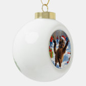 Abyssinian Cat Christmas Feestelijke Sneeuwscène Keramische Bal Ornament (Links)