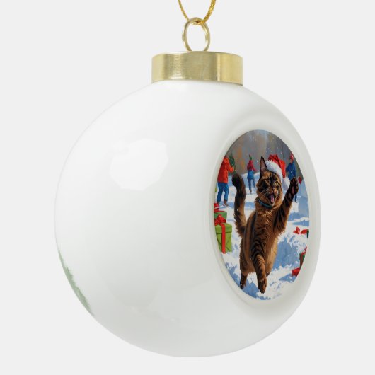 Abyssinian Cat Christmas Feestelijke Sneeuwscène Keramische Bal Ornament (Links)