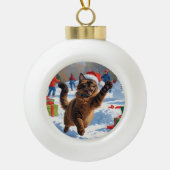 Abyssinian Cat Christmas Feestelijke Sneeuwscène Keramische Bal Ornament (Voorkant)