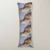 Abyssinian Elegance – Graceful Cat Body Pillow Lichaamskussen (Voorkant Verticaal)