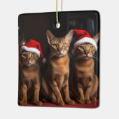 Abyssinien bij de open haard Kerstmis Keramisch Ornament (Links)