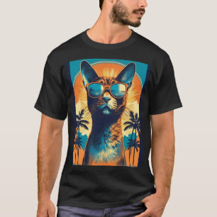Abyssinische Kat met zonnebril op een tropisch str T-shirt
