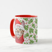 Abyssische kat in een Santa Hat met Holly Kerstmis Mok (Voorkant links)