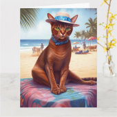 Abyssische kat op strand, zomercadeau voor kattenl kaart (Gele Bloem)