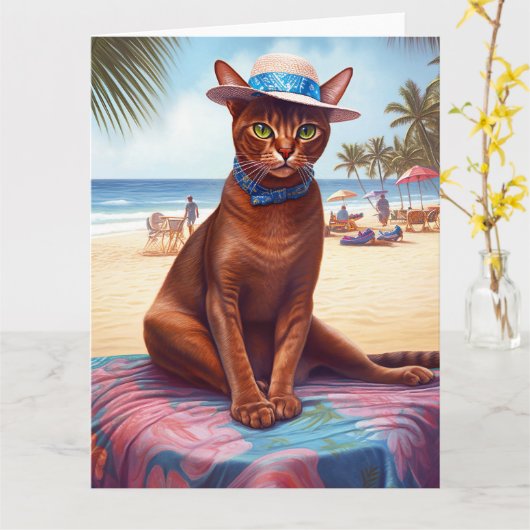 Abyssische kat op strand, zomercadeau voor kattenl kaart (Gele Bloem)