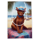 Abyssische kat op strand, zomercadeau voor kattenl medium cadeauzakje (Voorkant)