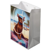 Abyssische kat op strand, zomercadeau voor kattenl medium cadeauzakje (Achterkant Gekanteld)