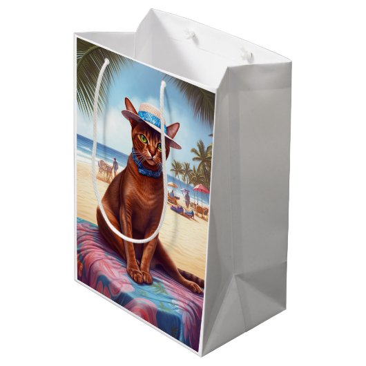 Abyssische kat op strand, zomercadeau voor kattenl medium cadeauzakje (Achterkant Gekanteld)