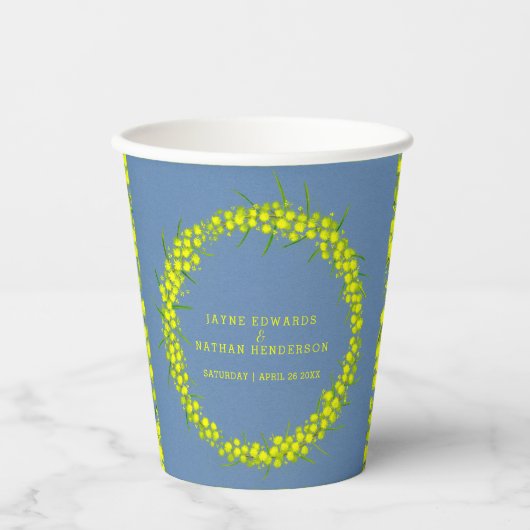 Acacia yellow wattle op een blauwe kunstbruiloft papieren bekers (Voorkant)