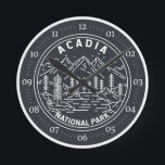 Acadia National Park Bar Harbor Monoline Ronde Klok<br><div class="desc">Acadia monoline-kunstontwerp. Acadia National Park ligt voornamelijk op Maine's Mount Desert Island. Het landschap wordt gekenmerkt door bos,  rotsen en granietpieken met gletsjer,  zoals het Cadillac-gebergte.</div>