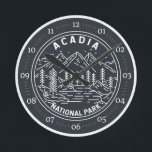 Acadia National Park Bar Harbor Monoline Ronde Klok<br><div class="desc">Acadia monoline-kunstontwerp. Acadia National Park ligt voornamelijk op Maine's Mount Desert Island. Het landschap wordt gekenmerkt door bos,  rotsen en granietpieken met gletsjer,  zoals het Cadillac-gebergte.</div>