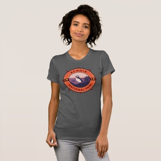 Acadia National Park Puffin Retro Compass Embleem T-shirt (Voorkant volledig)