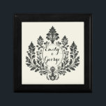 Acanthus & Oudheid, bruiloftsontwerp, Cadeaudoosje<br><div class="desc">Wedding design collectie dat tijdloze elegantie combineert met ingewikkelde detaillering. Met motieven, gouden en zwarte filigraan en weelderige acanthusbladeren, creëer dit collectie een luxe sfeer. Gemaakt op een verfijnde Pantone 'Cannoli Cream' achtergrond, elk stuk straalt sophisticatie en charme uit. Ideaal voor koppels op zoek naar weelde en klassieke schoonheid in...</div>