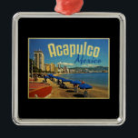 Acapulco Mexico Vintage Travel Metalen Ornament<br><div class="desc">Deze prachtige retro scène van het strand in Acapulco Mexico is slechts het kaartje voor een dagdroomvakantie. Beach paraplu's,  zandige stranden en de stad erachter maken dit tot een Mexicaans briefkaart perfect afbeelding.</div>