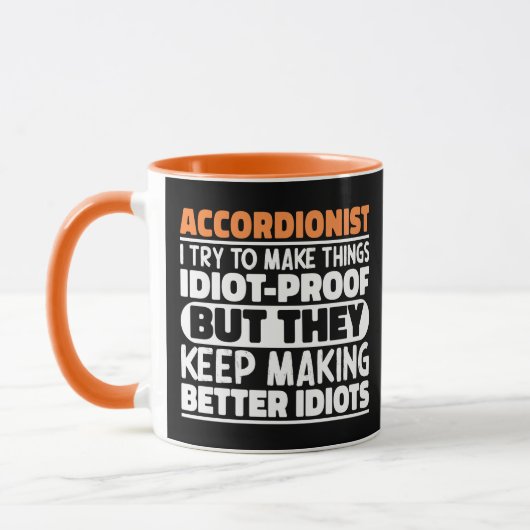 Accordeonist probeert dingen accordeonspeler te ma mok (Links)