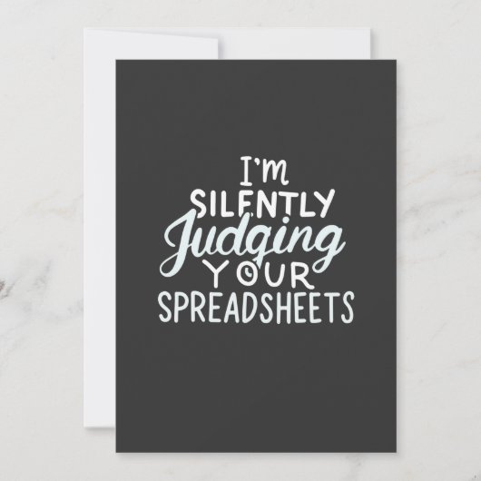 Accountant beoordeelt spreadsheets kaart (Voorkant)