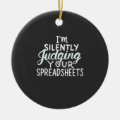 Accountant beoordeelt spreadsheets keramisch ornament (Voorkant)