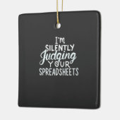Accountant beoordeelt spreadsheets keramisch ornament (Links)