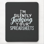 Accountant beoordeelt spreadsheets muismat (Voorkant)