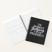 Accountant beoordeelt spreadsheets notitieboek (Binnen)