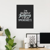 Accountant beoordeelt spreadsheets poster (Thuiskantoor)