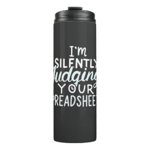 Accountant beoordeelt spreadsheets thermosbeker