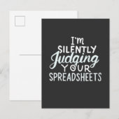 Accountant beoordeelt spreadsheets uitnodiging briefkaart (Voorkant / Achterkant)