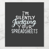 Accountant beoordeelt spreadsheets wijn etiket (Enkel label)