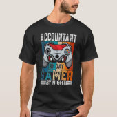 ACCOUNTANT-by-day gamer-by-night-model voor gamers T-shirt (Voorkant)