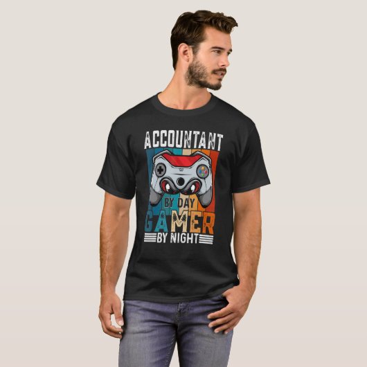 ACCOUNTANT-by-day gamer-by-night-model voor gamers T-shirt (Voorkant volledig)