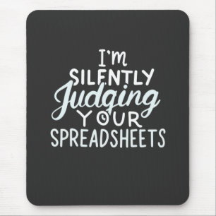 Accountant die je spreadsheets beoordeelt muismat