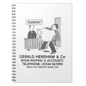 Accountant ontvangt een grote spaarbank notitieboek (Voorkant)