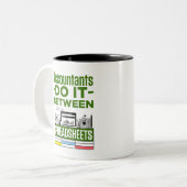 Accountants doen het tussen spreadsheets tweekleurige koffiemok (Voorkant links)