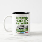 Accountants doen het tussen spreadsheets tweekleurige koffiemok (Links)
